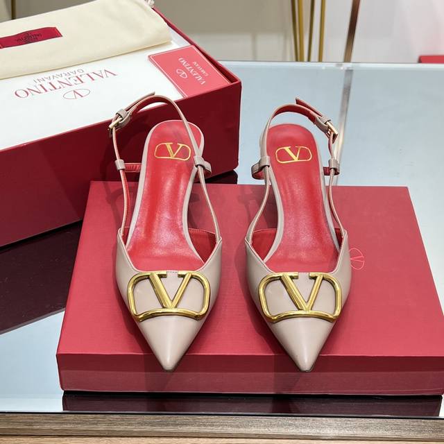 顶级版本 Valentino华伦天奴经典铜扣系列 Vlogo Signature鞋履系列高跟鞋、凉鞋 平底尖头浅口单鞋。 认准我家细节实拍 注！原版购入1:1做